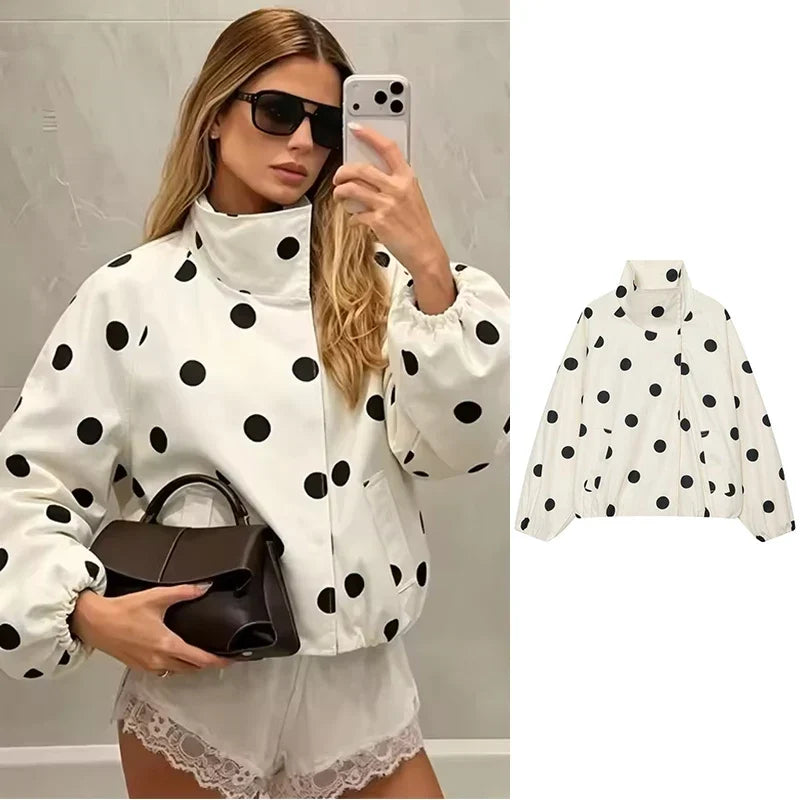 Veste femme à pois noirs col montant zippée fond blanc