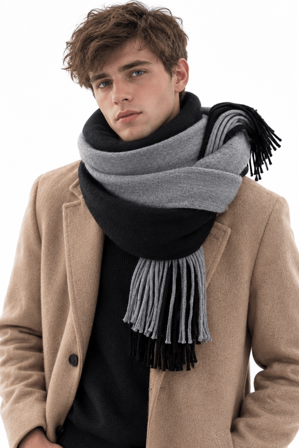Écharpe homme longue tricot franges colour block enroulée autour du cou