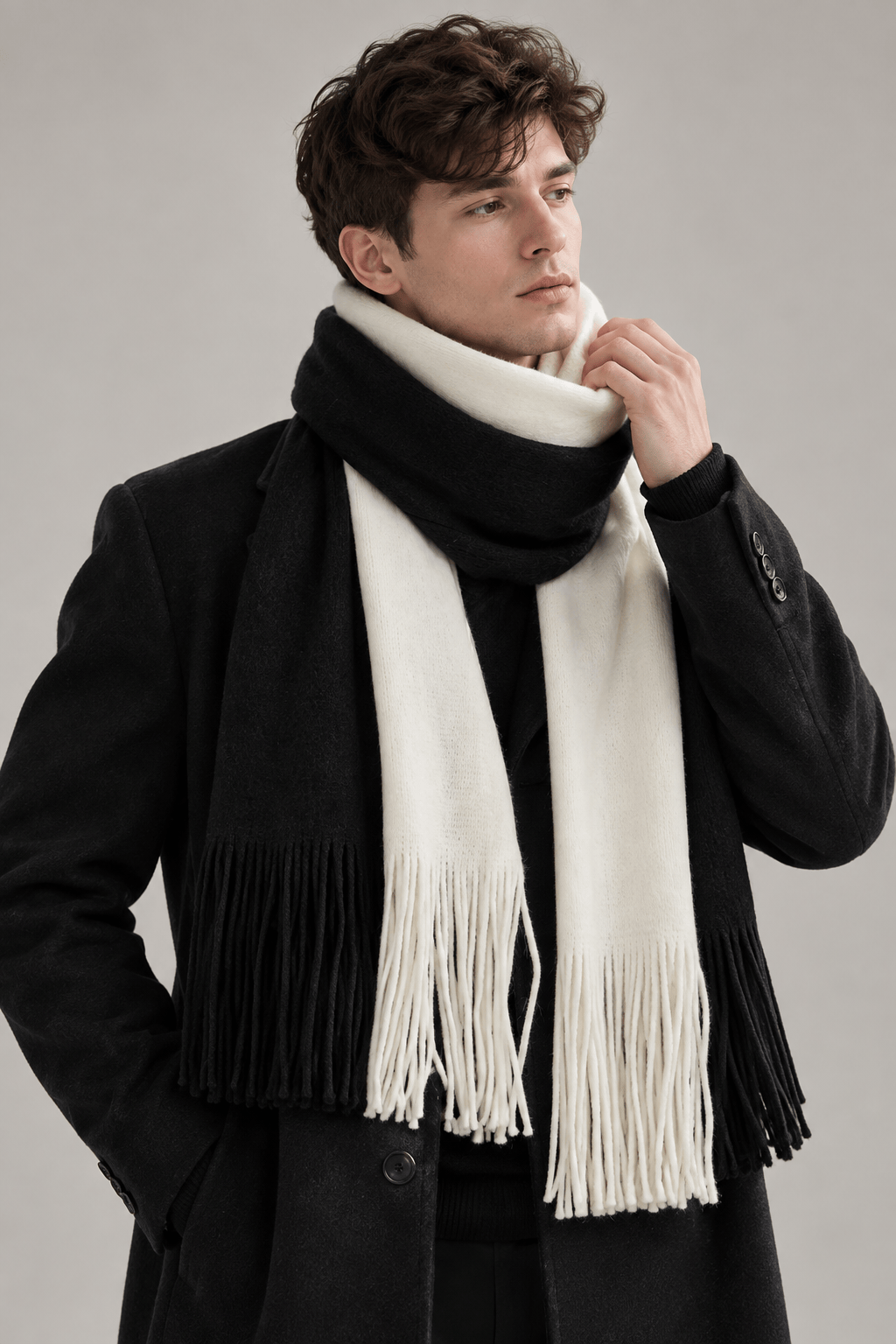 Écharpe homme longue tricot franges colour block enroulée autour du cou