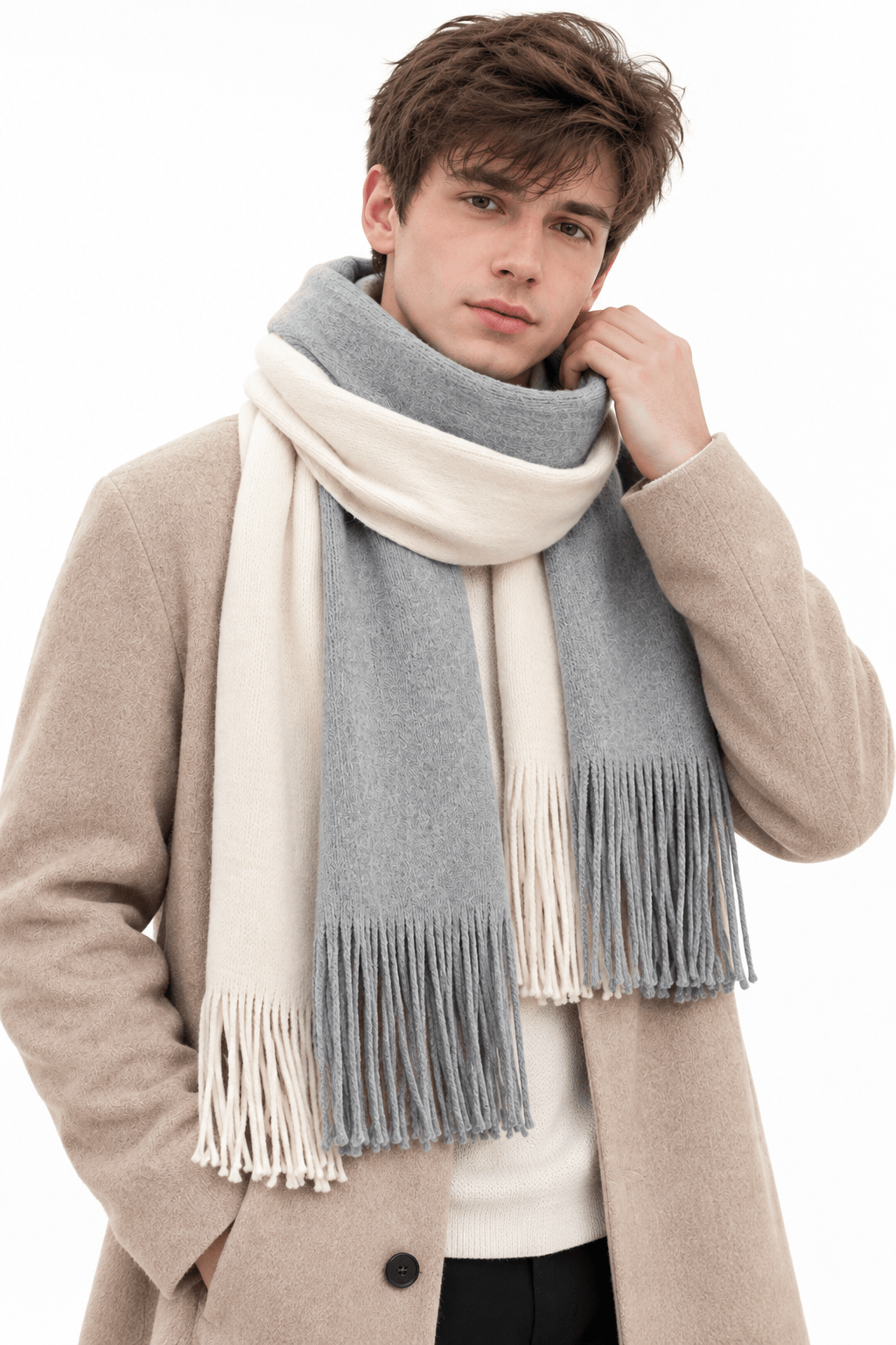 Écharpe homme longue tricot franges colour block enroulée autour du cou