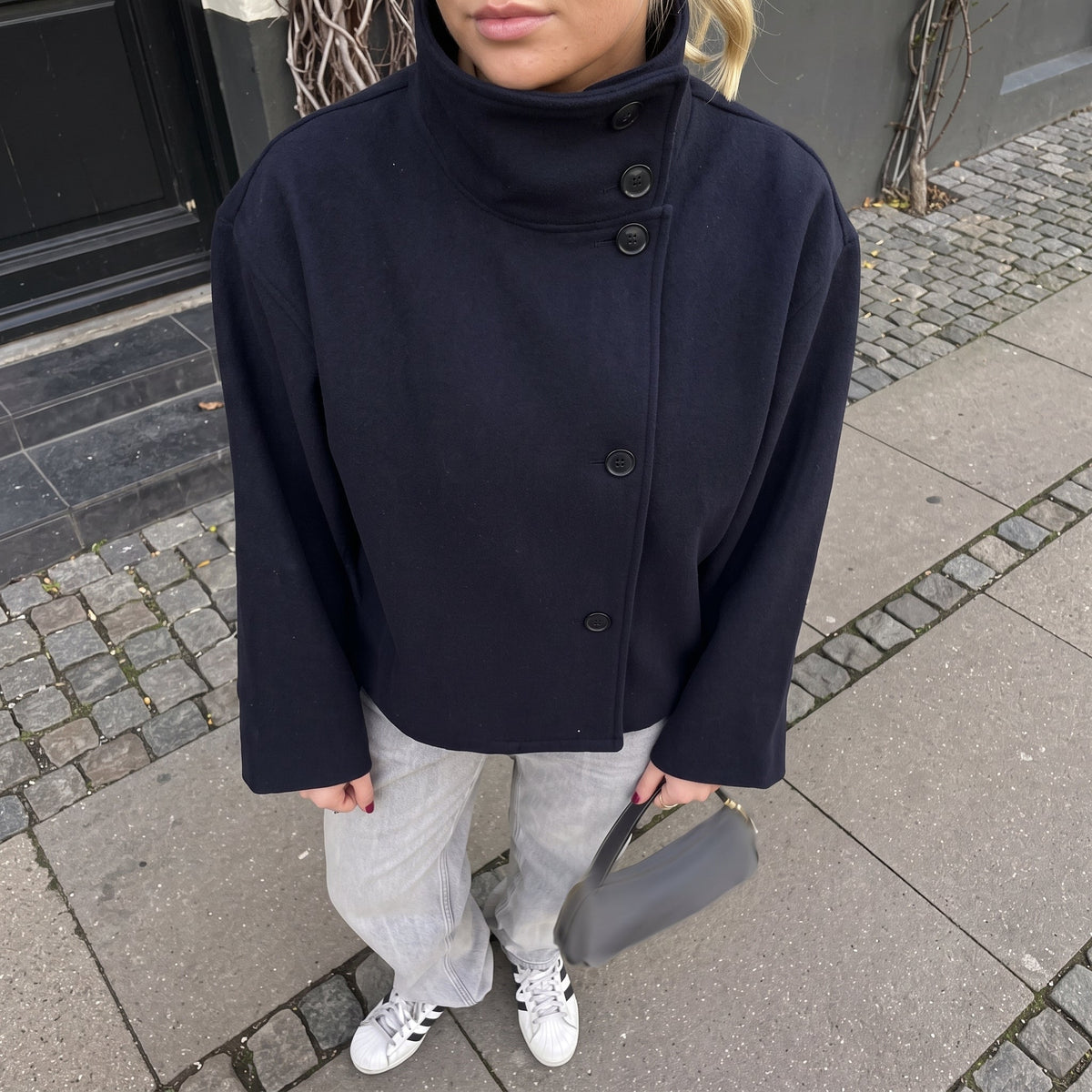 Veste femme oversize col montant boutonnée coupe boxy épaules tombantes