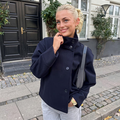 Veste femme oversize col montant boutonnée coupe boxy épaules tombantes