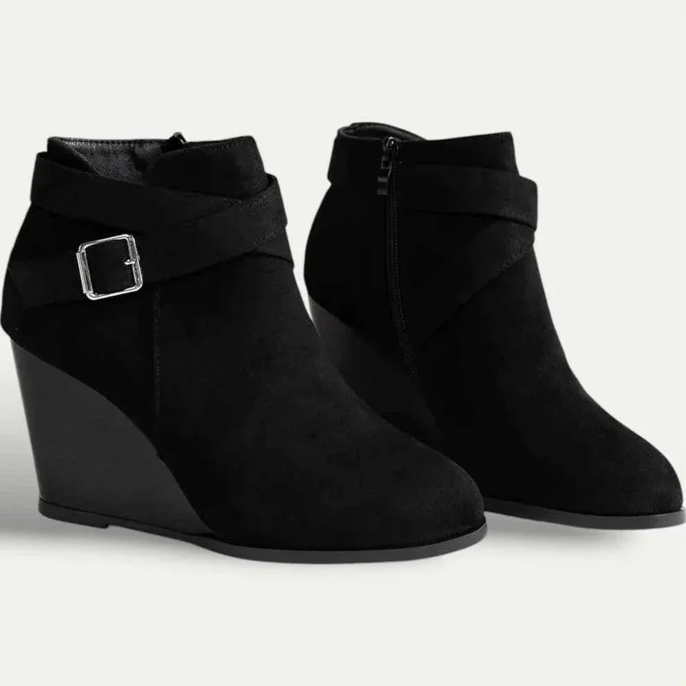 Bottines femme compensées daim noir avec boucle croisée cheville