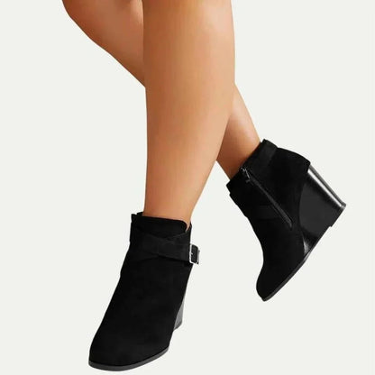 Bottines femme compensées daim noir avec boucle croisée cheville