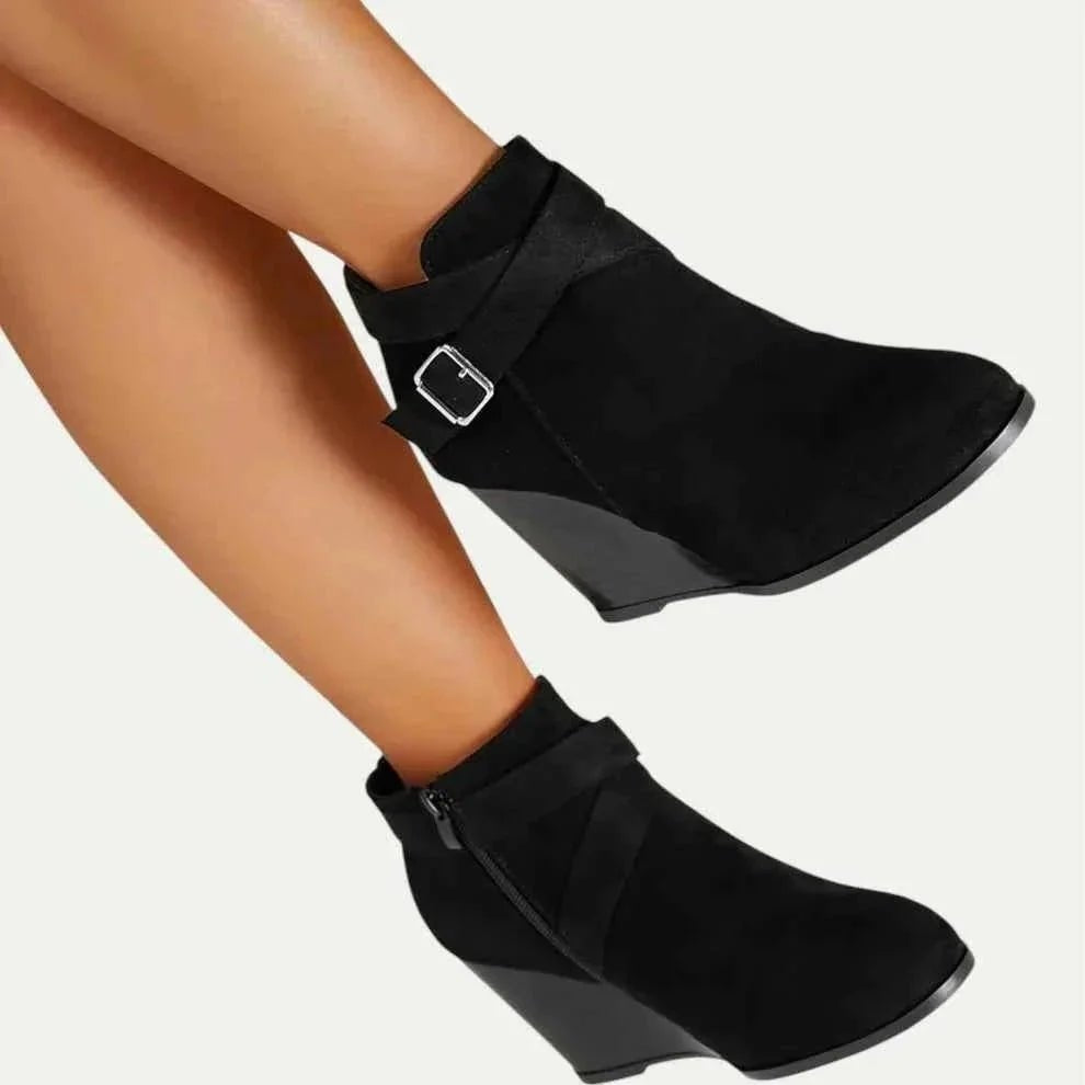 Bottines femme compensées daim noir avec boucle croisée cheville