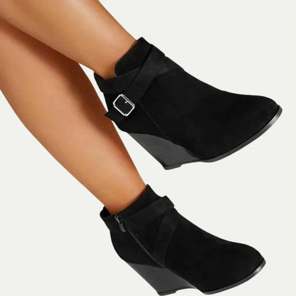 Bottines femme compensées daim noir avec boucle croisée cheville