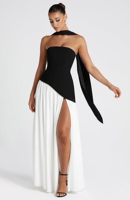Robe de soirée maxi sans bretelles taille asymétrique fente haute