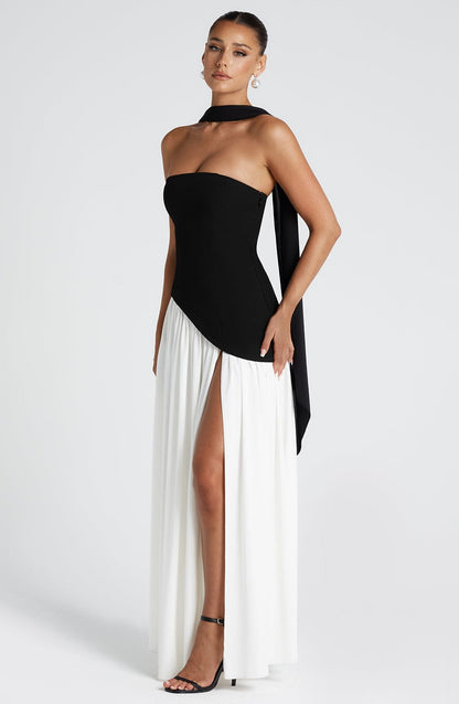 Robe de soirée maxi sans bretelles taille asymétrique fente haute