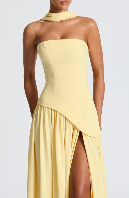 Robe de soirée maxi sans bretelles taille asymétrique fente haute