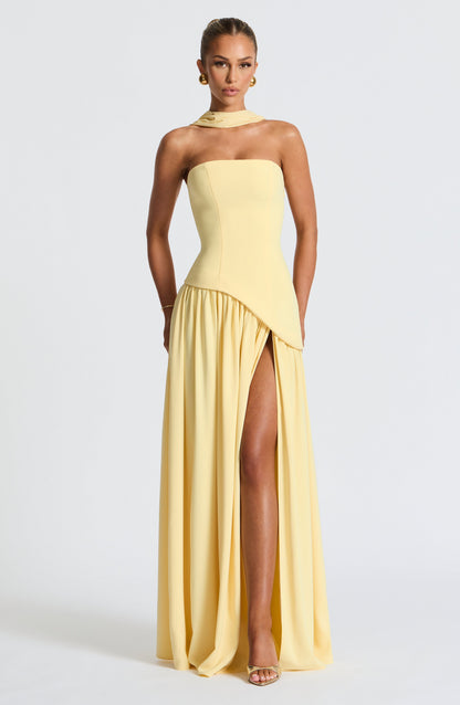 Robe de soirée maxi sans bretelles taille asymétrique fente haute