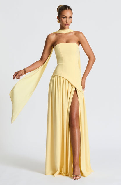 Robe de soirée maxi sans bretelles taille asymétrique fente haute