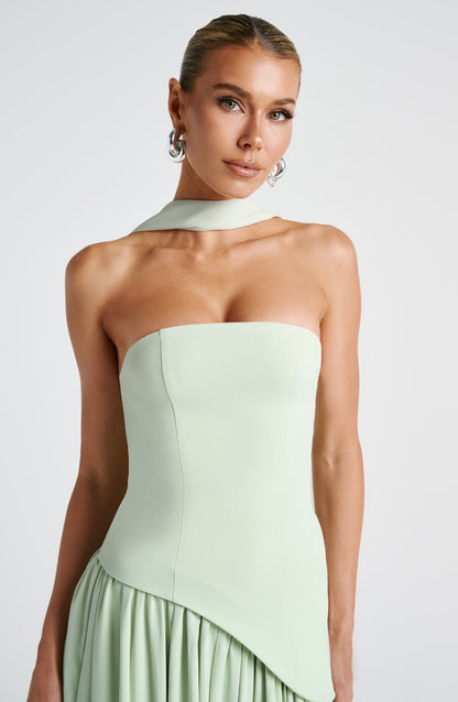 Robe de soirée maxi sans bretelles taille asymétrique fente haute