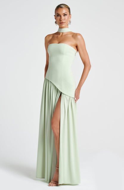 Robe de soirée maxi sans bretelles taille asymétrique fente haute