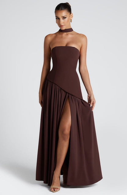Robe de soirée maxi sans bretelles taille asymétrique fente haute