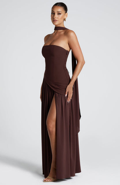 Robe de soirée maxi sans bretelles taille asymétrique fente haute