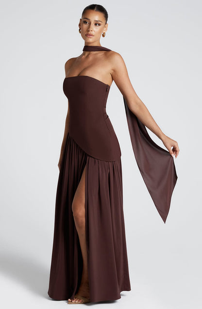 Robe de soirée maxi sans bretelles taille asymétrique fente haute