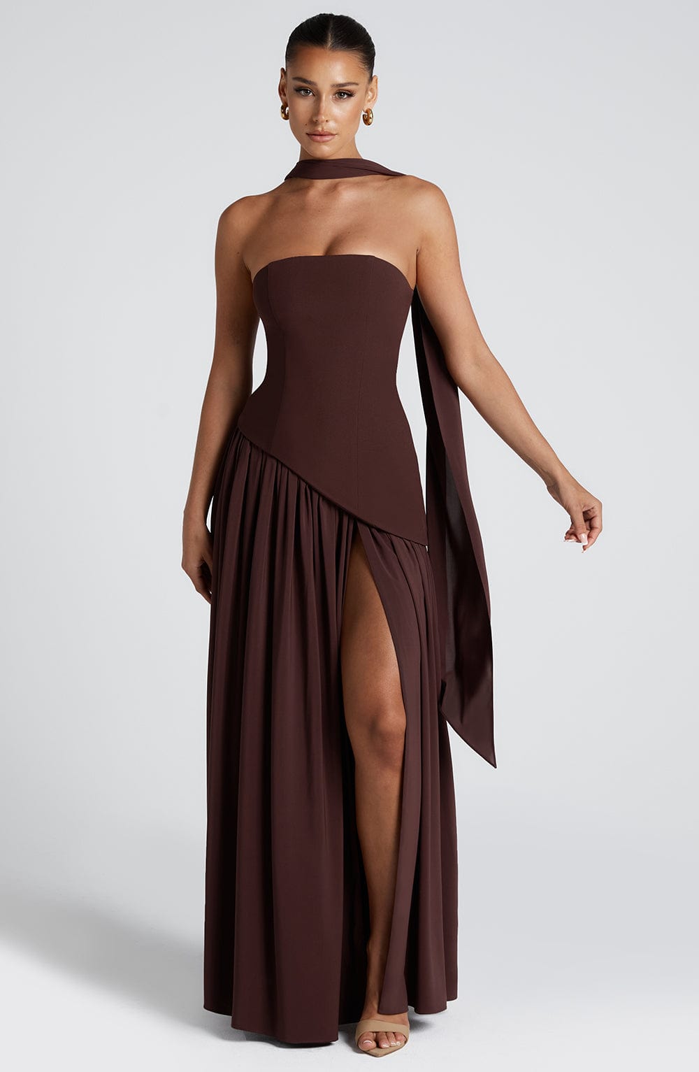 Robe de soirée maxi sans bretelles taille asymétrique fente haute