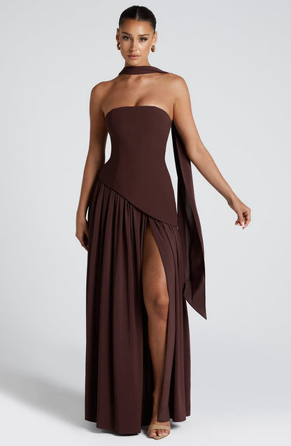 Robe de soirée maxi sans bretelles taille asymétrique fente haute