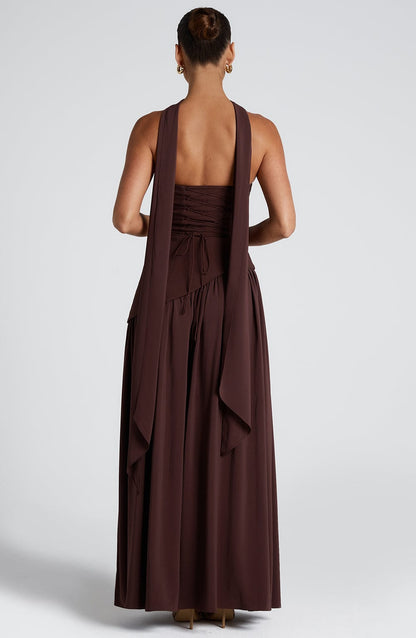 Robe de soirée maxi sans bretelles taille asymétrique fente haute