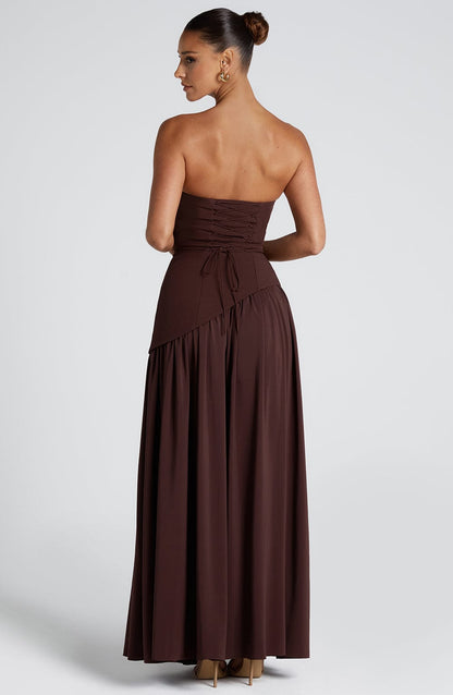 Robe de soirée maxi sans bretelles taille asymétrique fente haute
