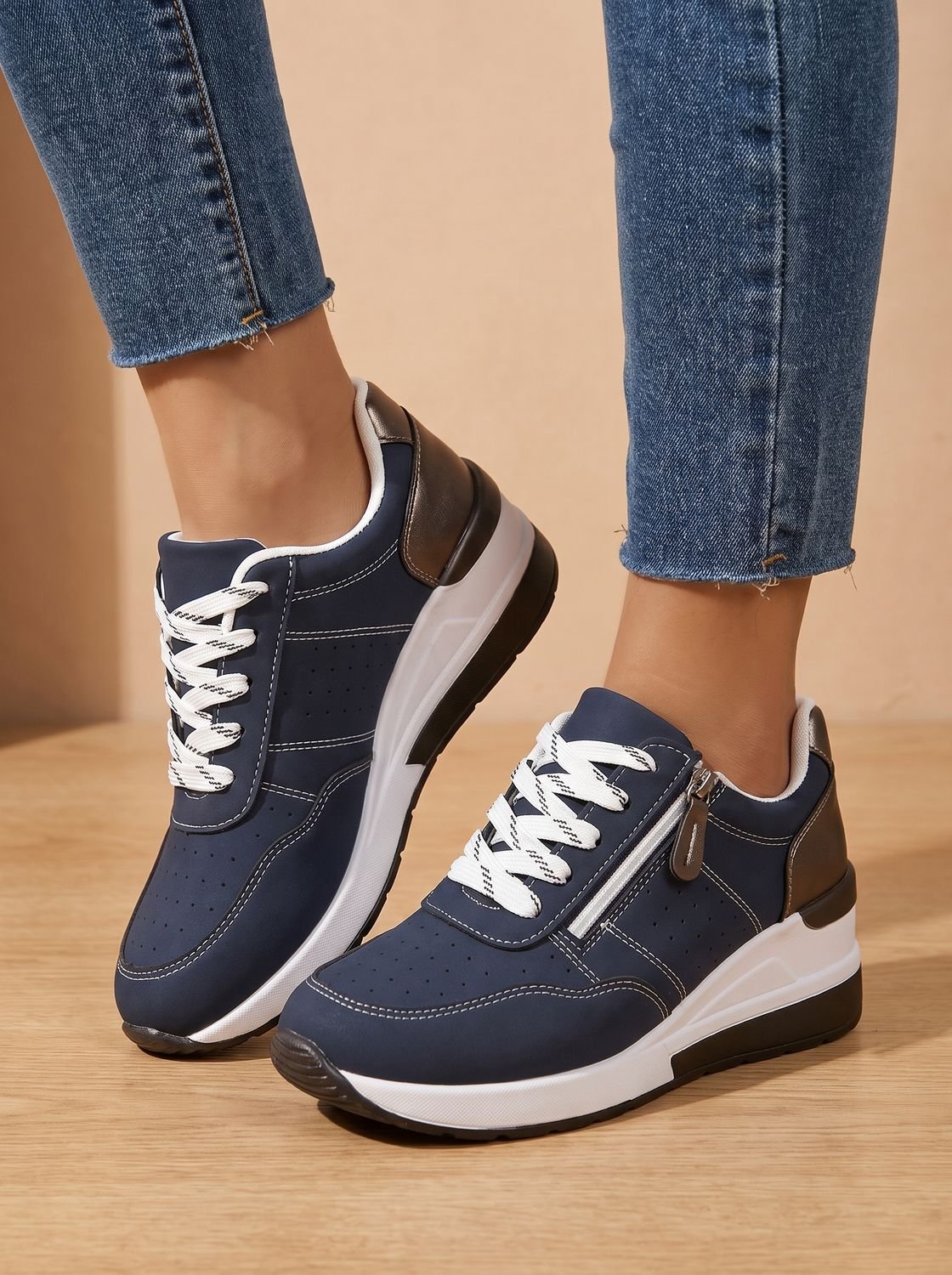 Sneakers compensées orthopédiques femme à lacets et zip latéral
