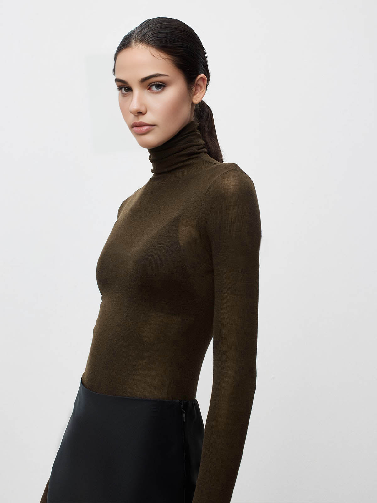 Sweater col roulé en laine mélangée femme coupe régulière maille unie