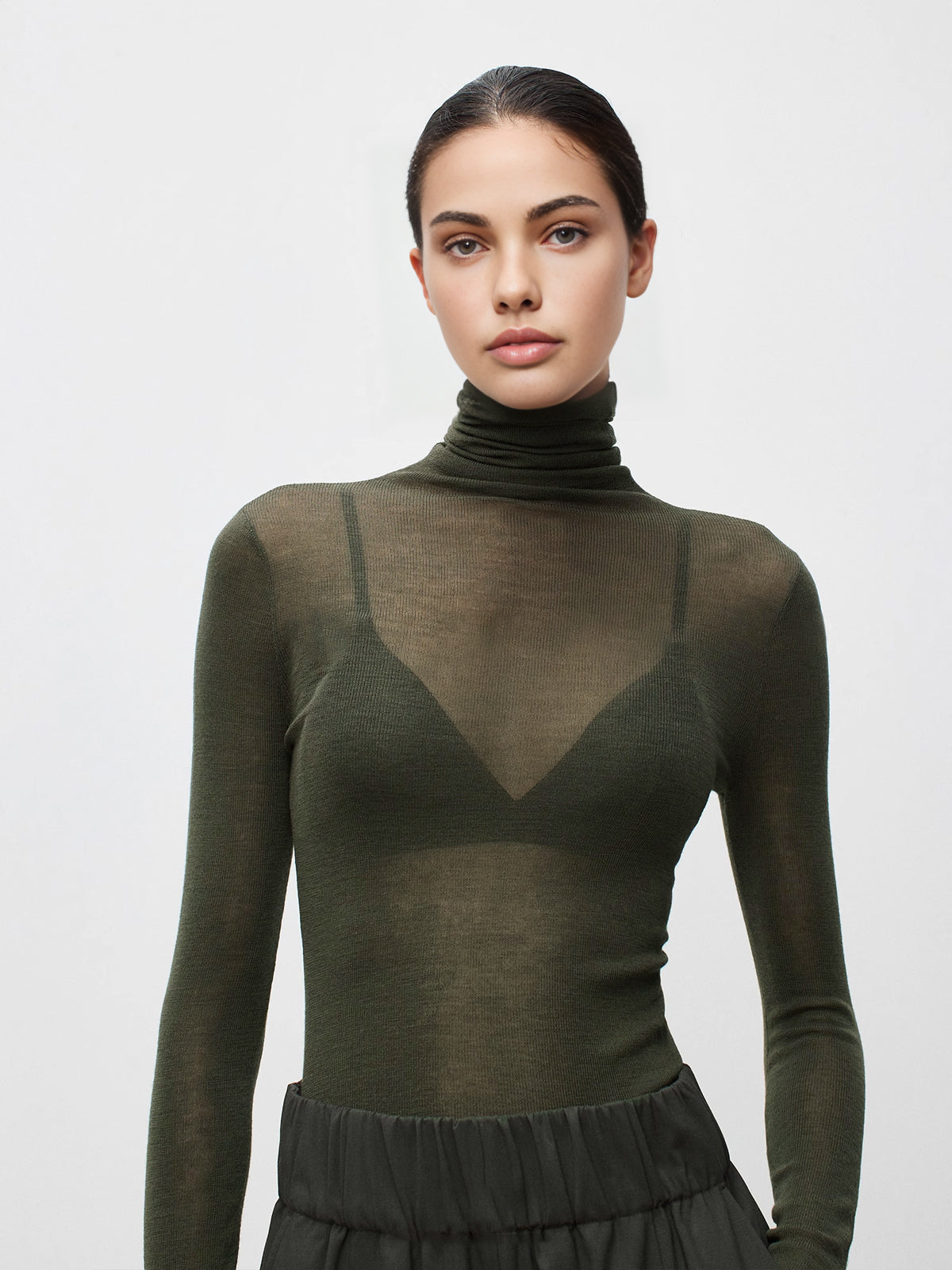 Sweater col roulé en laine mélangée femme coupe régulière maille unie